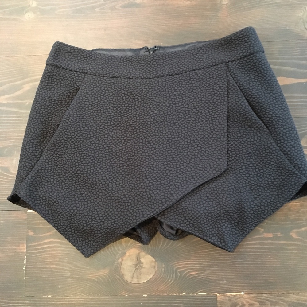 Kensie skort. Double flap front with pockets. Really comfy and cute.